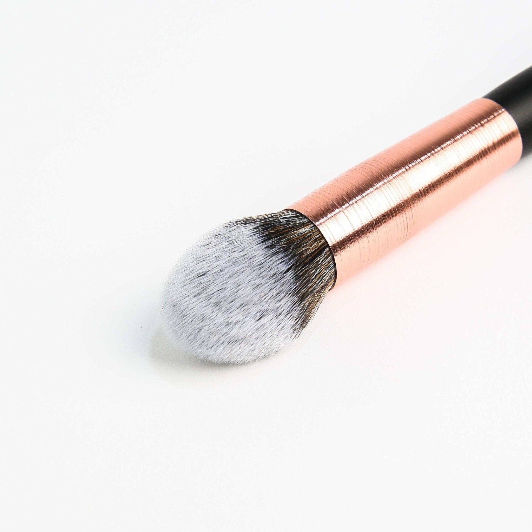 Pointed Powder Detailed Brush